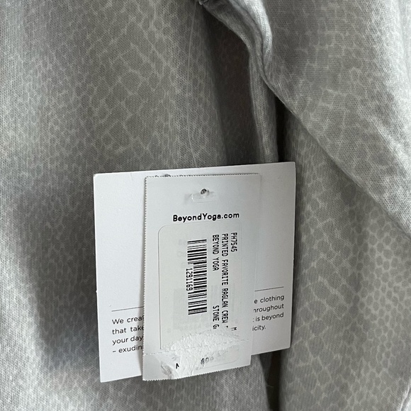 NWT BEYOND YOGA | Brushed Knit Printed Favorite Raglan in Gray Leopard | Size M - Picture 8 of 10